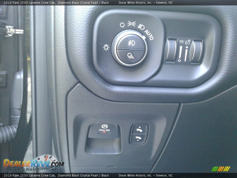 2019 Ram 1500 Laramie Crew Cab Diamond Black Crystal Pearl / Black Photo #18