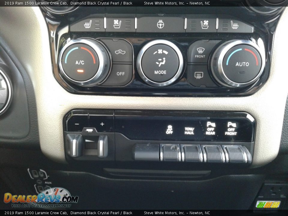 2019 Ram 1500 Laramie Crew Cab Diamond Black Crystal Pearl / Black Photo #31