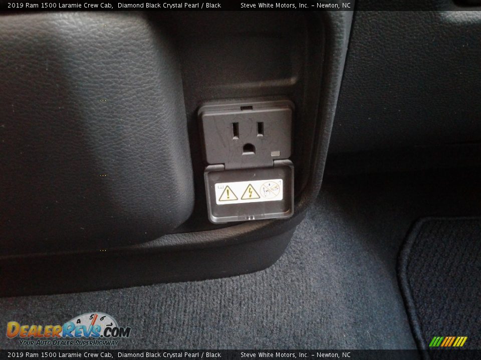 2019 Ram 1500 Laramie Crew Cab Diamond Black Crystal Pearl / Black Photo #32