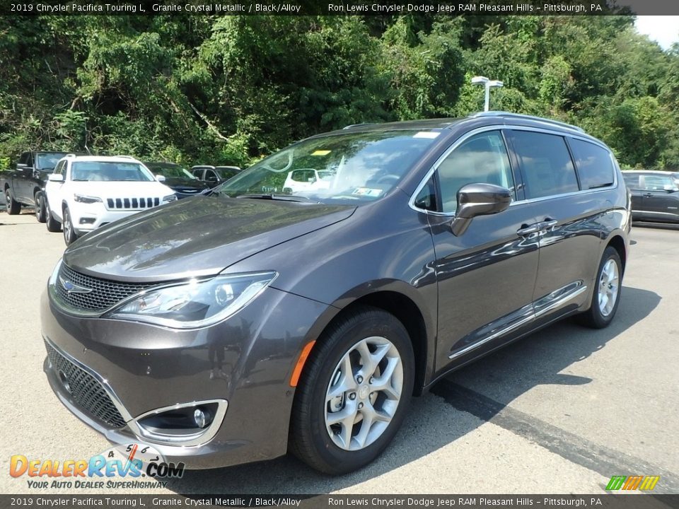 Front 3/4 View of 2019 Chrysler Pacifica Touring L Photo #1