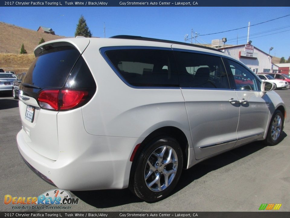 2017 Chrysler Pacifica Touring L Tusk White / Black/Alloy Photo #7