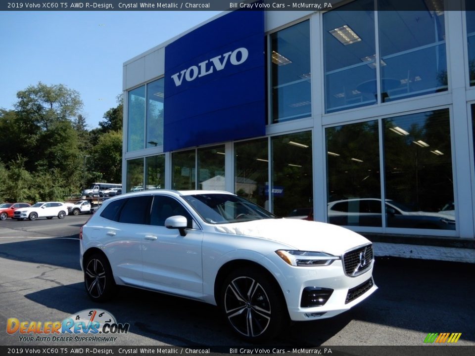 Front 3/4 View of 2019 Volvo XC60 T5 AWD R-Design Photo #1