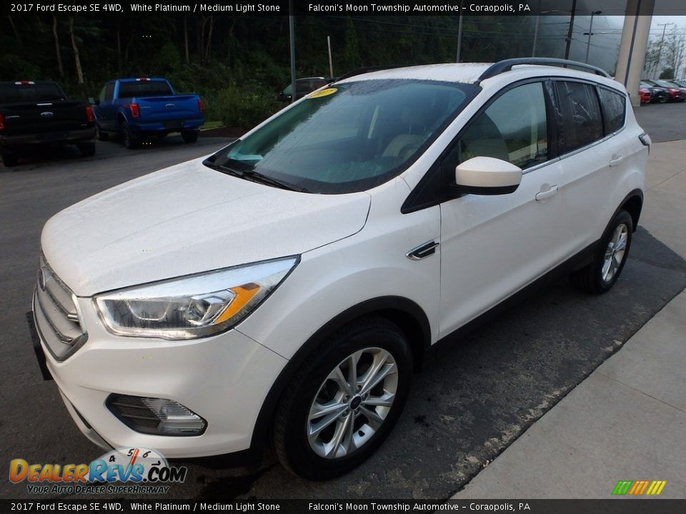 Front 3/4 View of 2017 Ford Escape SE 4WD Photo #7