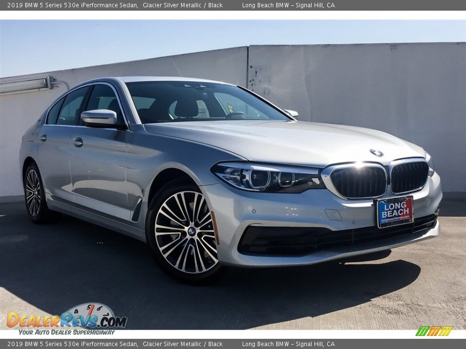 Front 3/4 View of 2019 BMW 5 Series 530e iPerformance Sedan Photo #12