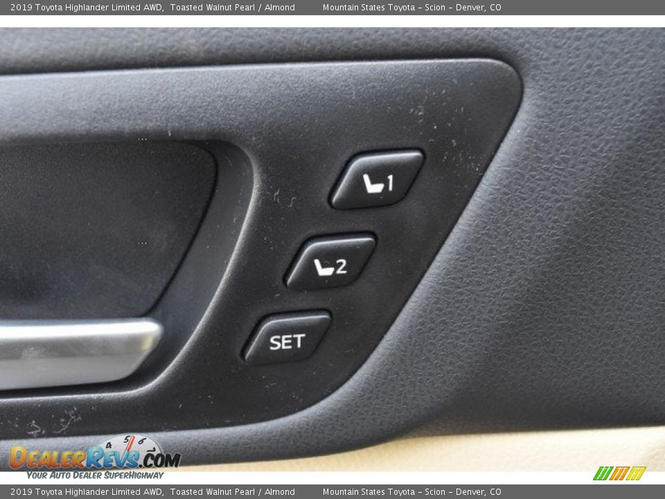 Controls of 2019 Toyota Highlander Limited AWD Photo #28