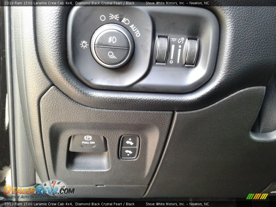 2019 Ram 1500 Laramie Crew Cab 4x4 Diamond Black Crystal Pearl / Black Photo #18