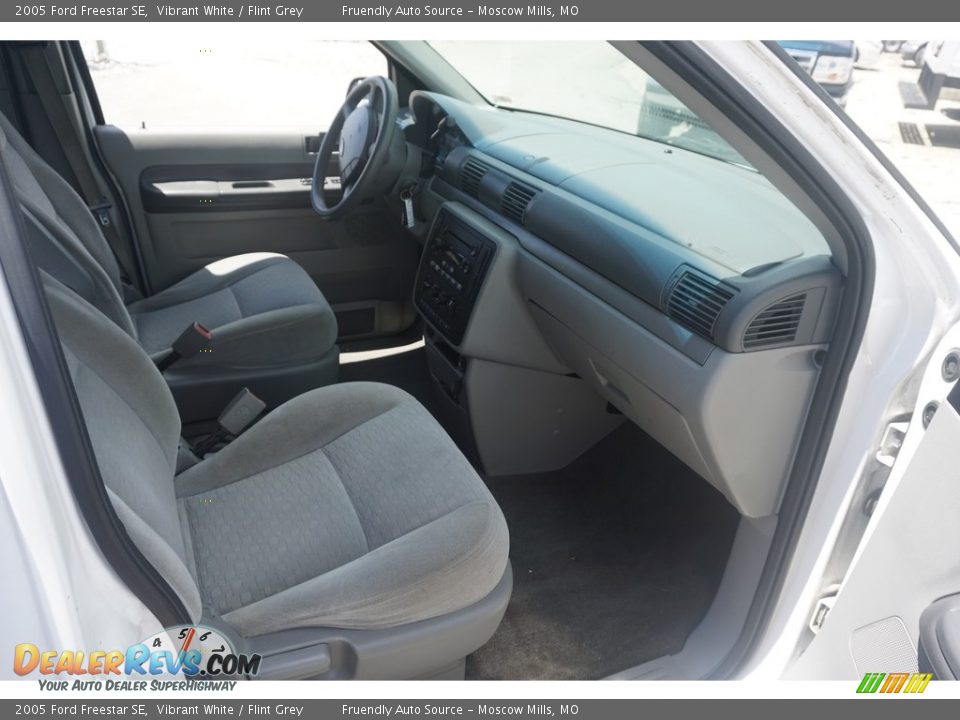 2005 Ford Freestar SE Vibrant White / Flint Grey Photo #3