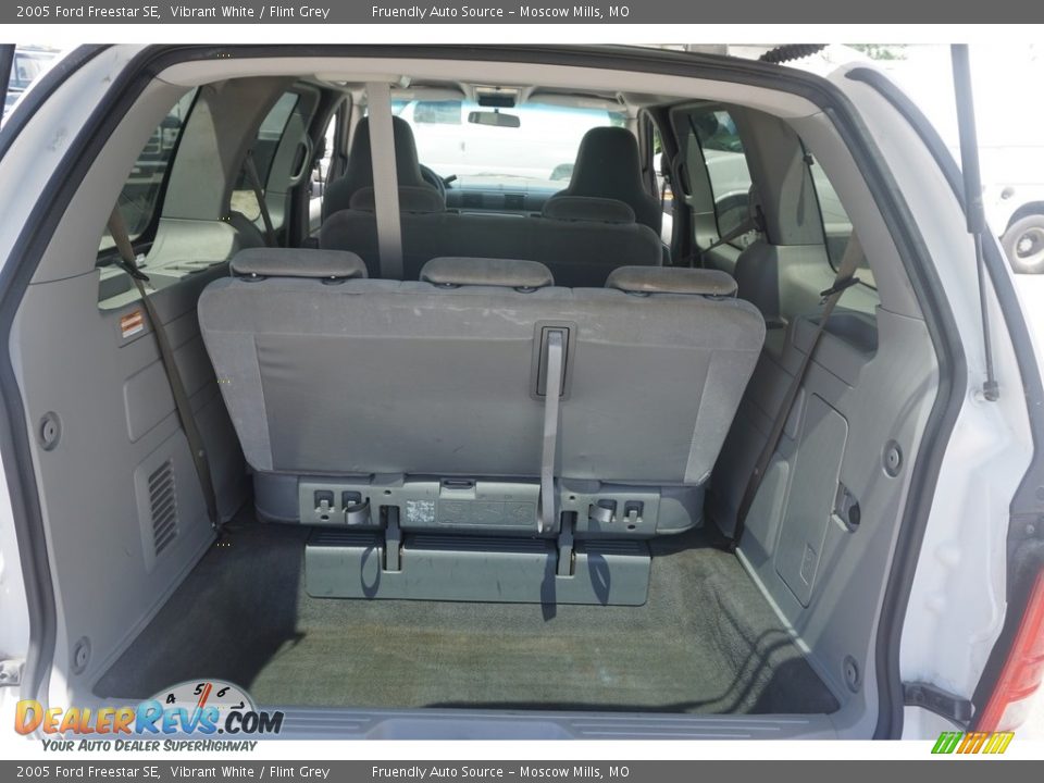 2005 Ford Freestar SE Vibrant White / Flint Grey Photo #6