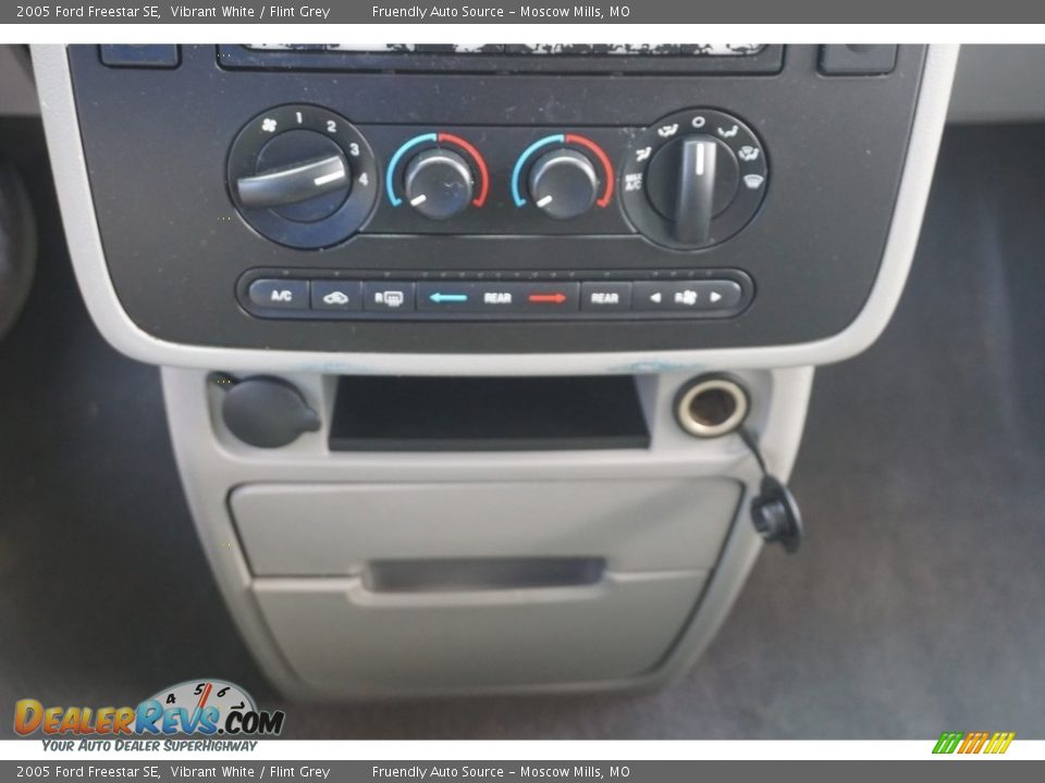 2005 Ford Freestar SE Vibrant White / Flint Grey Photo #12