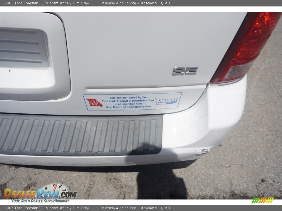 2005 Ford Freestar SE Vibrant White / Flint Grey Photo #17