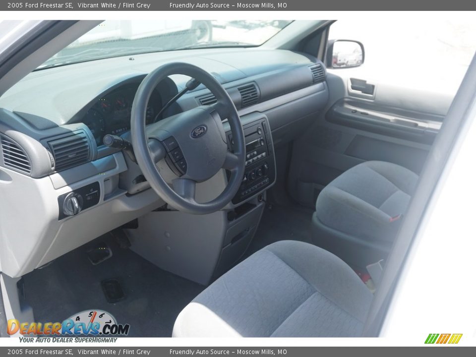 2005 Ford Freestar SE Vibrant White / Flint Grey Photo #22