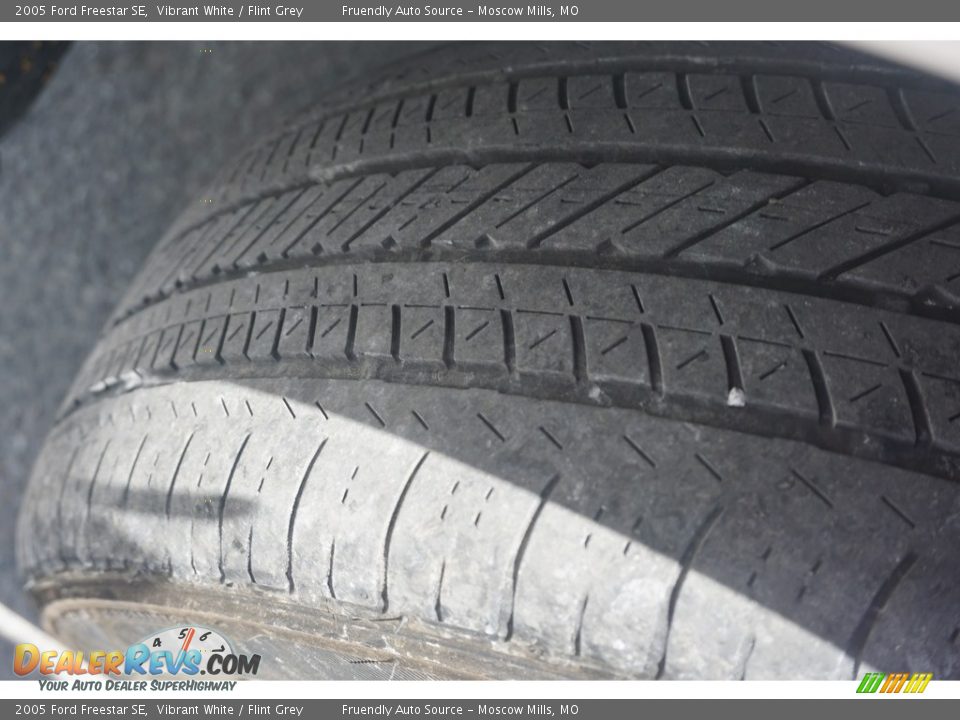 2005 Ford Freestar SE Vibrant White / Flint Grey Photo #23