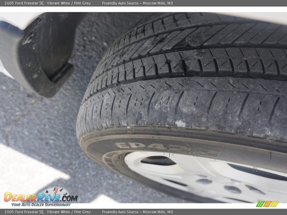 2005 Ford Freestar SE Vibrant White / Flint Grey Photo #25