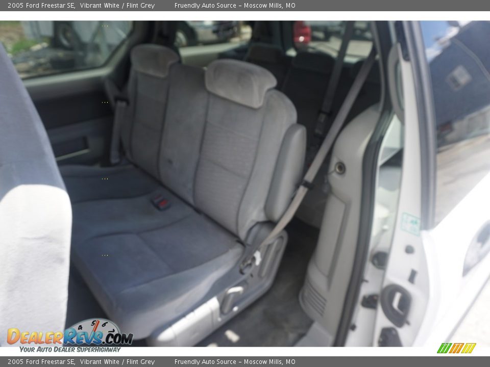 2005 Ford Freestar SE Vibrant White / Flint Grey Photo #26