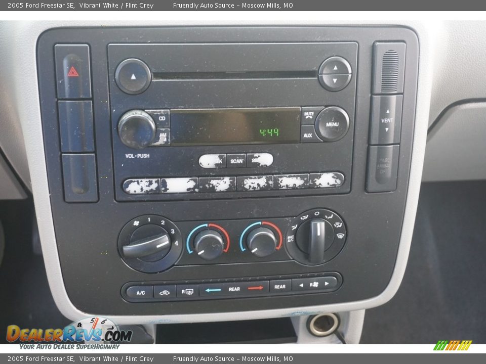 2005 Ford Freestar SE Vibrant White / Flint Grey Photo #27
