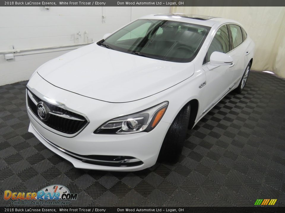 Front 3/4 View of 2018 Buick LaCrosse Essence Photo #8