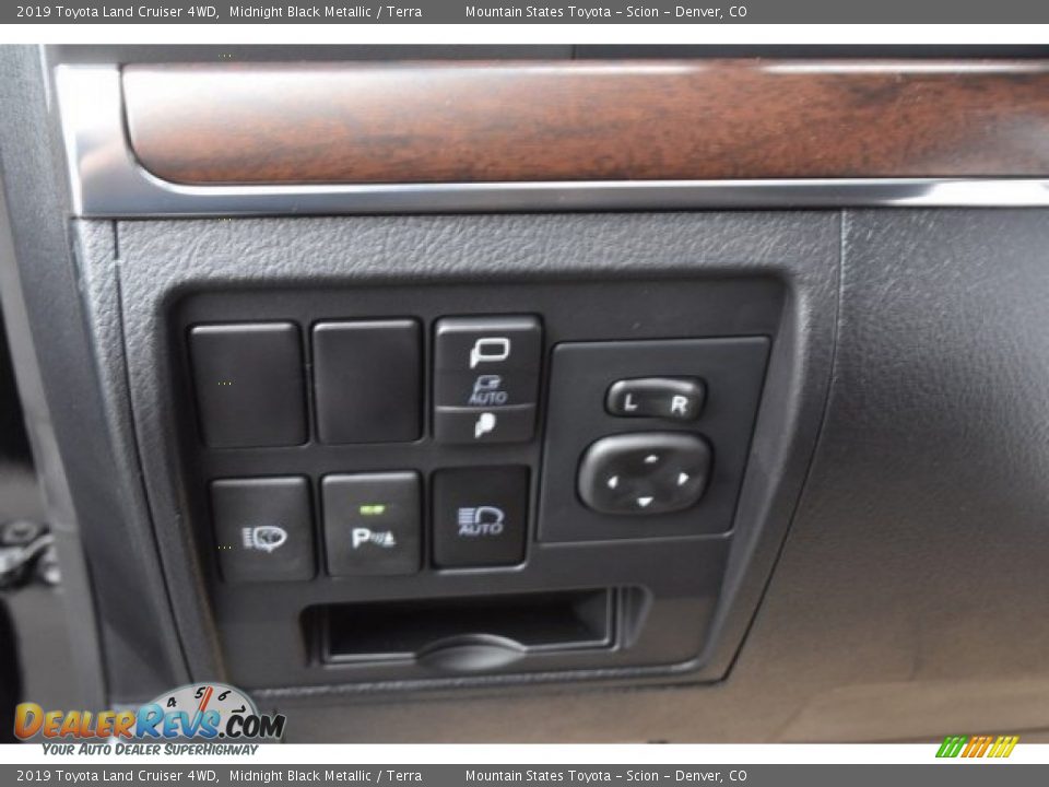 Controls of 2019 Toyota Land Cruiser 4WD Photo #31