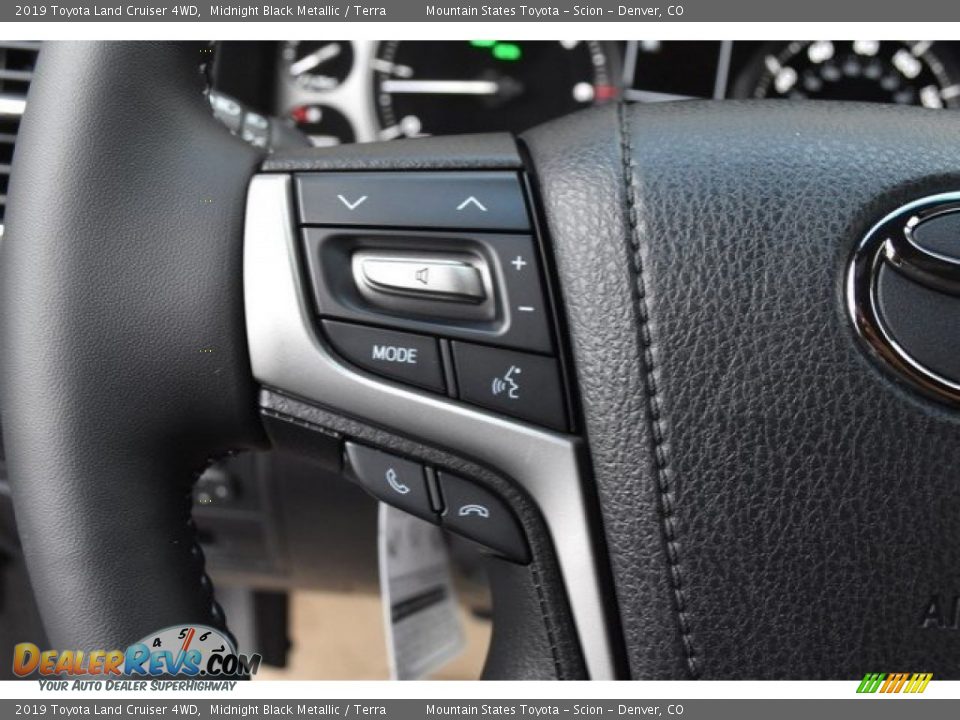 2019 Toyota Land Cruiser 4WD Steering Wheel Photo #32