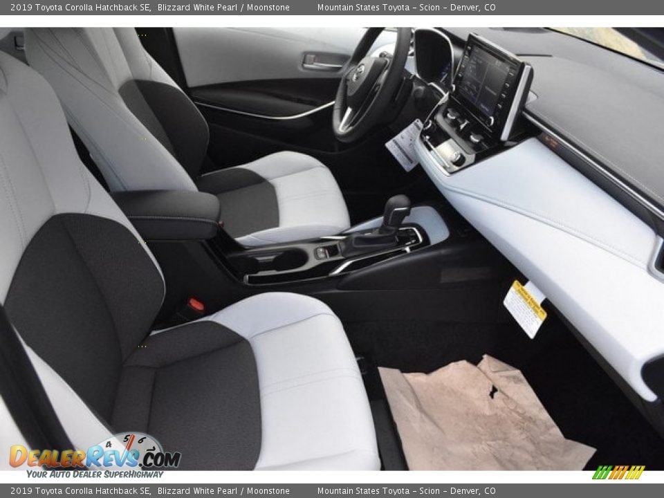 Front Seat of 2019 Toyota Corolla Hatchback SE Photo #11