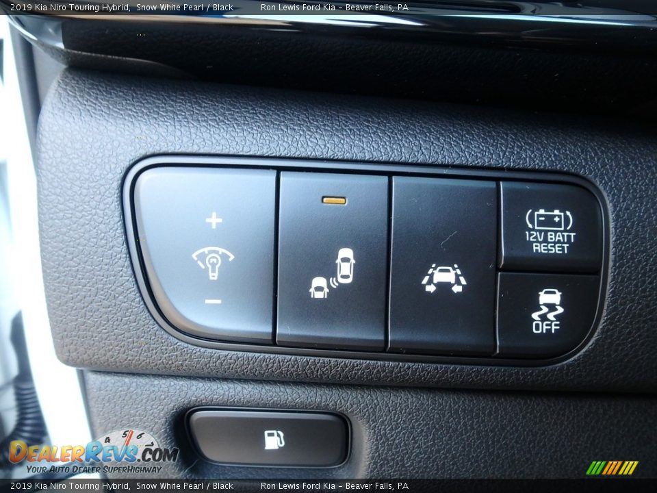 Controls of 2019 Kia Niro Touring Hybrid Photo #20