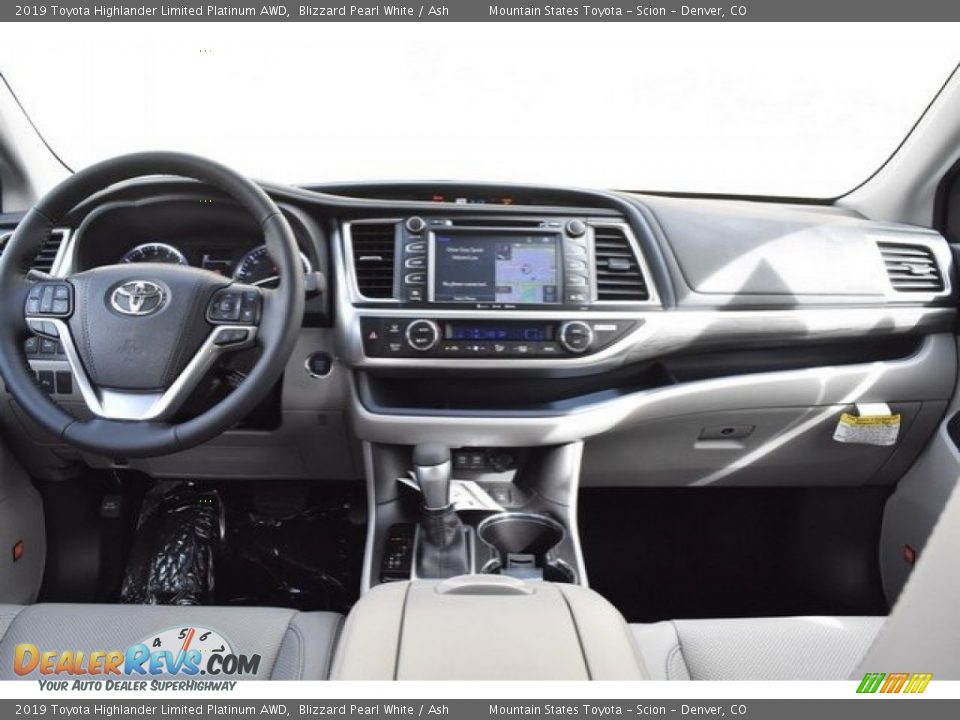 Dashboard of 2019 Toyota Highlander Limited Platinum AWD Photo #8