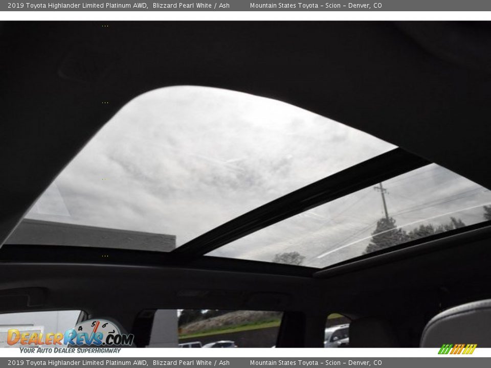 Sunroof of 2019 Toyota Highlander Limited Platinum AWD Photo #9