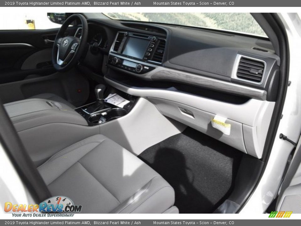 Dashboard of 2019 Toyota Highlander Limited Platinum AWD Photo #11