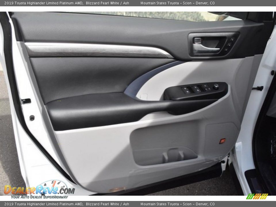 Door Panel of 2019 Toyota Highlander Limited Platinum AWD Photo #23