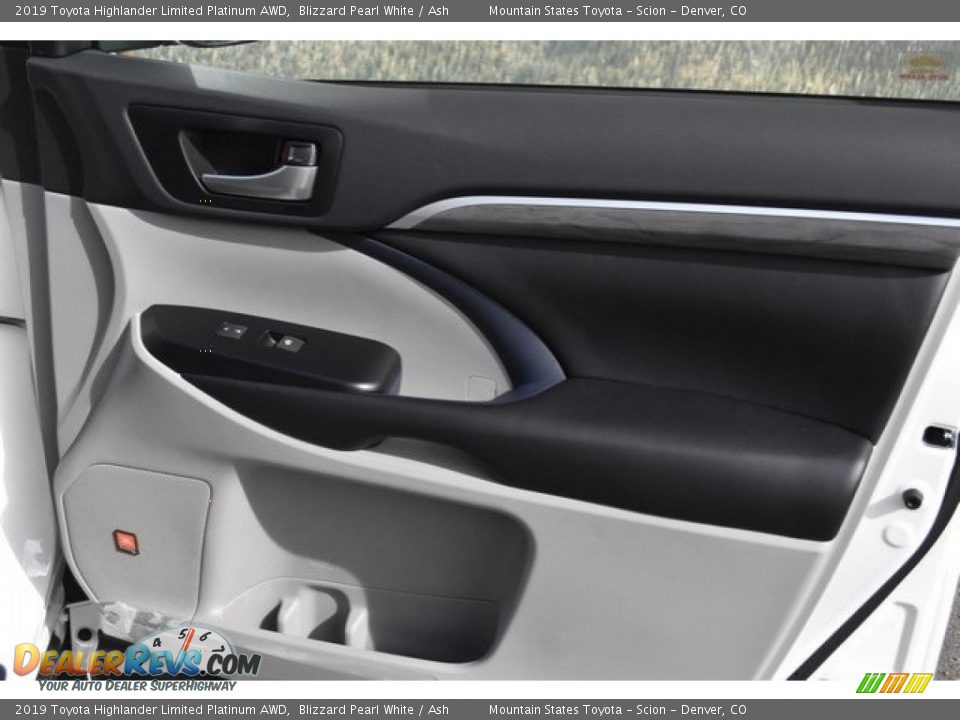 Door Panel of 2019 Toyota Highlander Limited Platinum AWD Photo #25