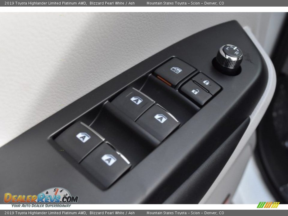 Controls of 2019 Toyota Highlander Limited Platinum AWD Photo #27