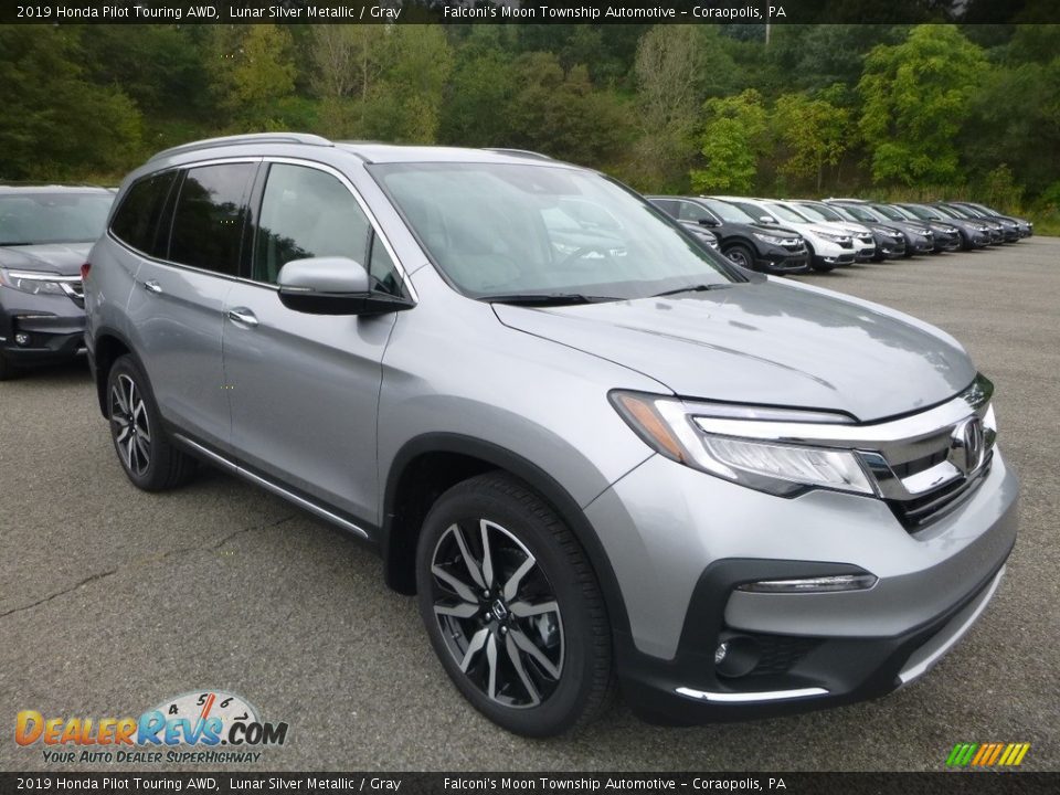 Front 3/4 View of 2019 Honda Pilot Touring AWD Photo #5