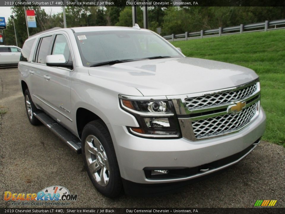 Front 3/4 View of 2019 Chevrolet Suburban LT 4WD Photo #8