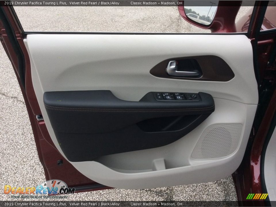 Door Panel of 2019 Chrysler Pacifica Touring L Plus Photo #8