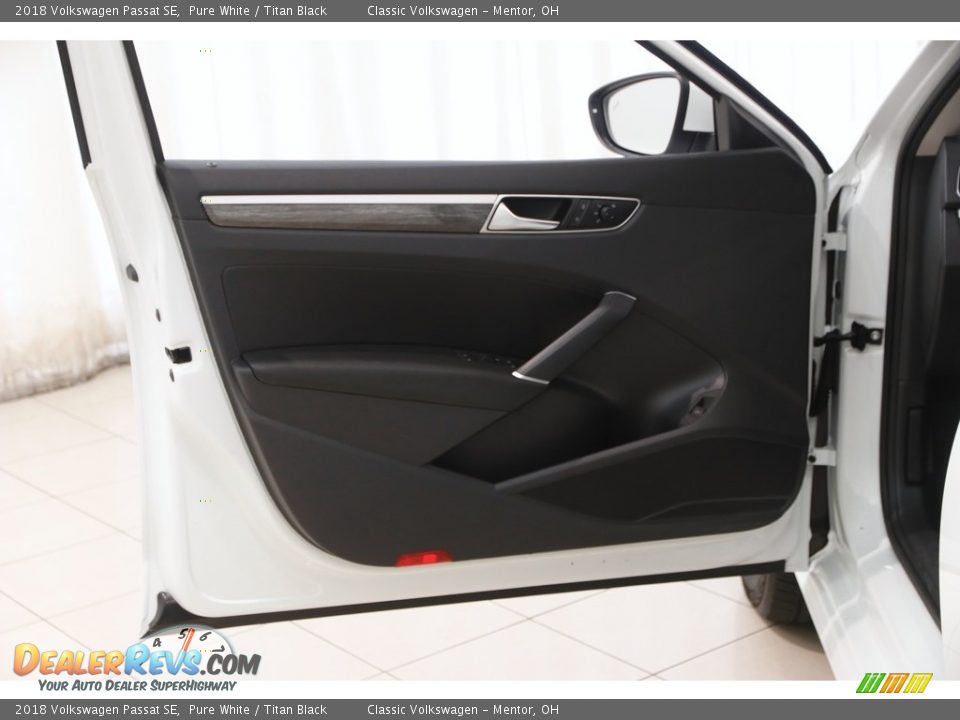 2018 Volkswagen Passat SE Pure White / Titan Black Photo #4