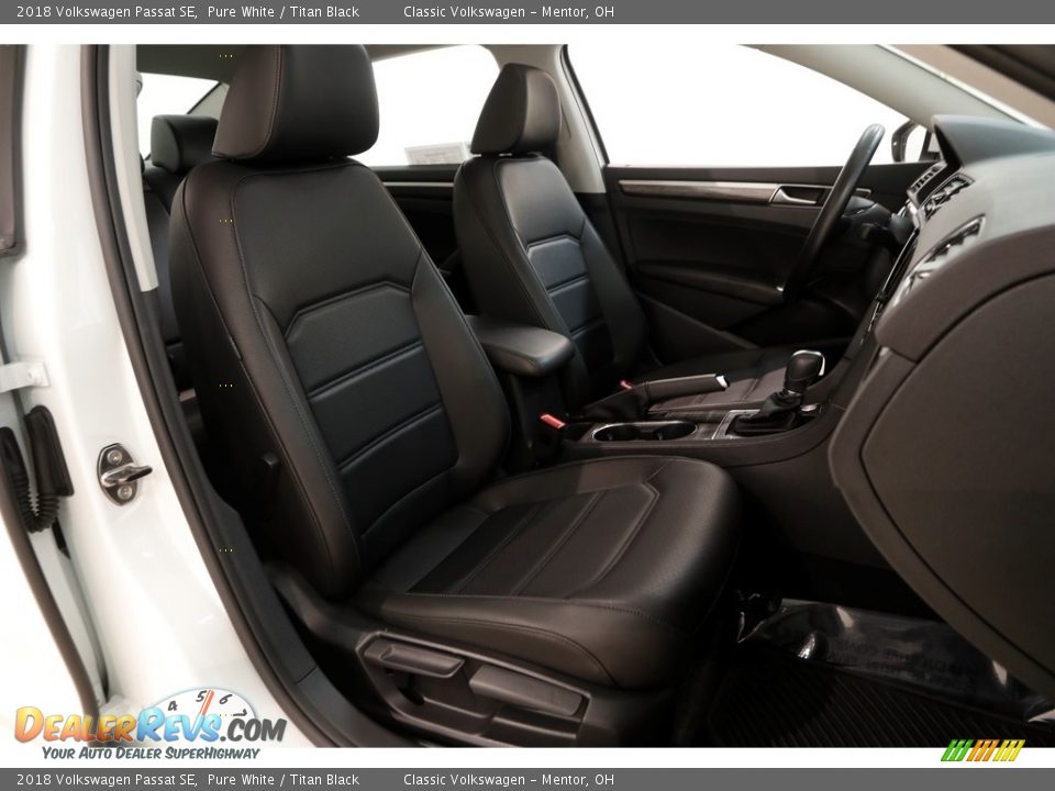 2018 Volkswagen Passat SE Pure White / Titan Black Photo #15
