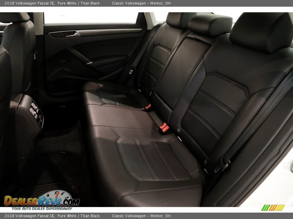 2018 Volkswagen Passat SE Pure White / Titan Black Photo #17
