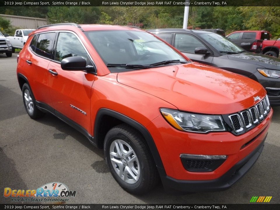 Front 3/4 View of 2019 Jeep Compass Sport Photo #6