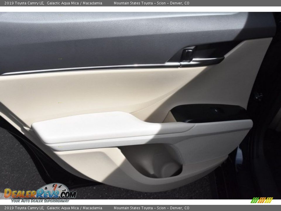 2019 Toyota Camry LE Galactic Aqua Mica / Macadamia Photo #21