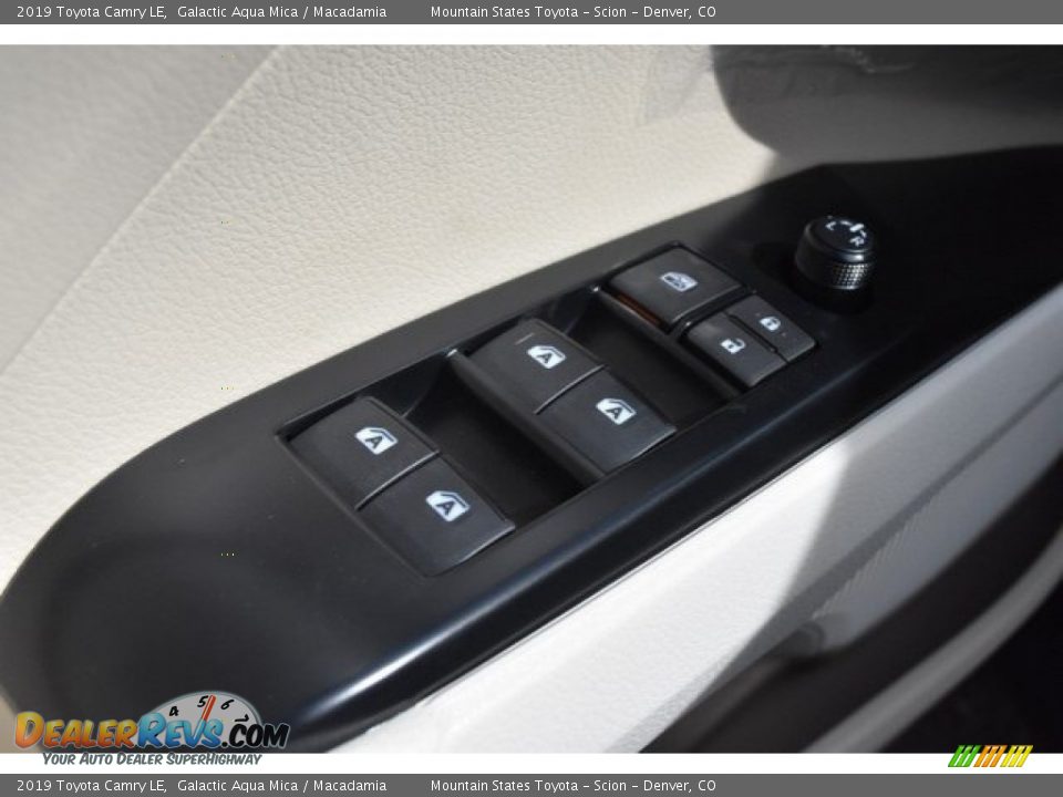 2019 Toyota Camry LE Galactic Aqua Mica / Macadamia Photo #24