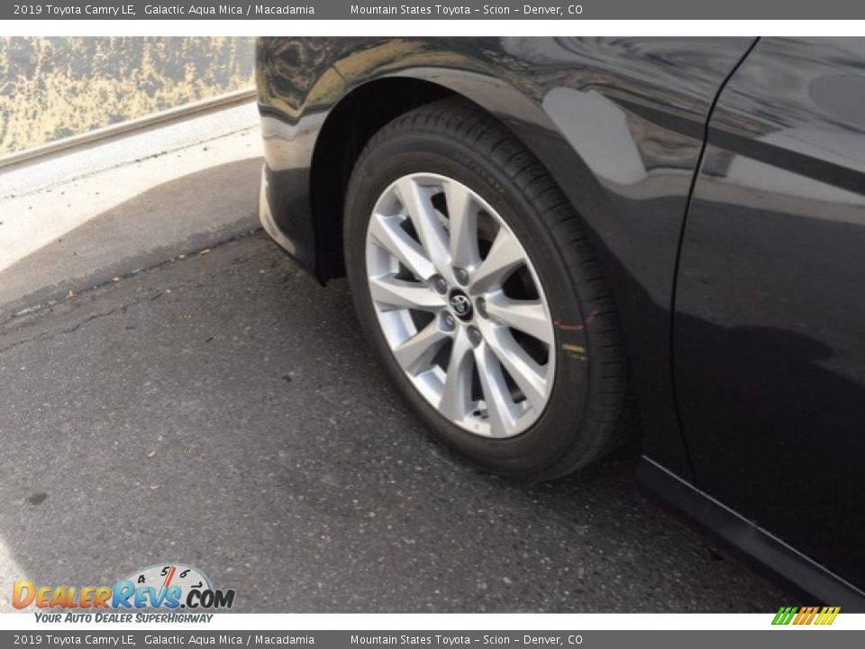2019 Toyota Camry LE Galactic Aqua Mica / Macadamia Photo #32