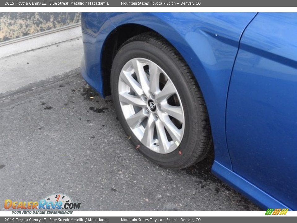 2019 Toyota Camry LE Blue Streak Metallic / Macadamia Photo #32