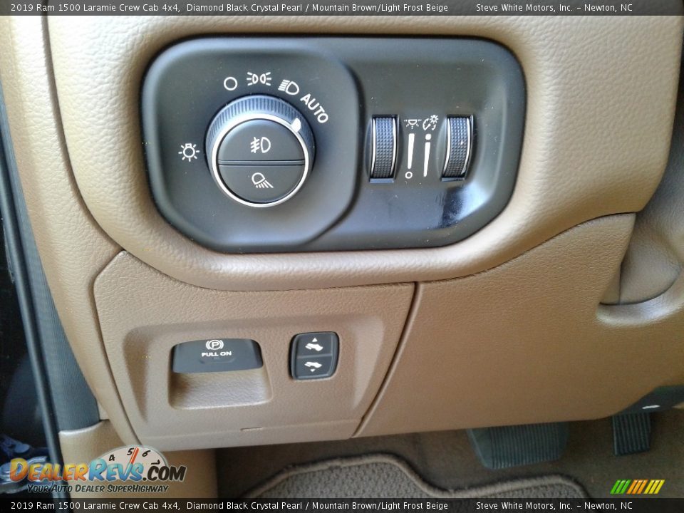 2019 Ram 1500 Laramie Crew Cab 4x4 Diamond Black Crystal Pearl / Mountain Brown/Light Frost Beige Photo #18