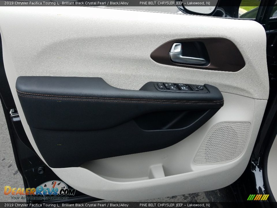 2019 Chrysler Pacifica Touring L Brilliant Black Crystal Pearl / Black/Alloy Photo #6