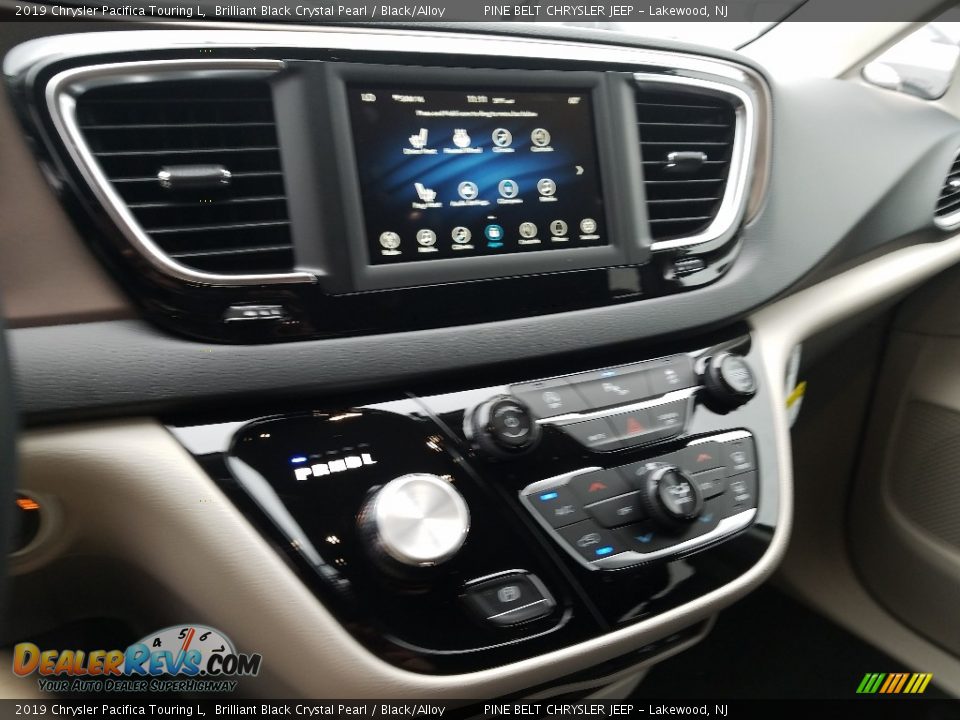 2019 Chrysler Pacifica Touring L Brilliant Black Crystal Pearl / Black/Alloy Photo #10