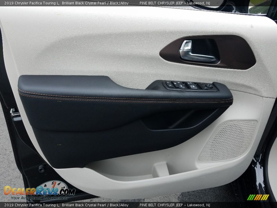 2019 Chrysler Pacifica Touring L Brilliant Black Crystal Pearl / Black/Alloy Photo #6