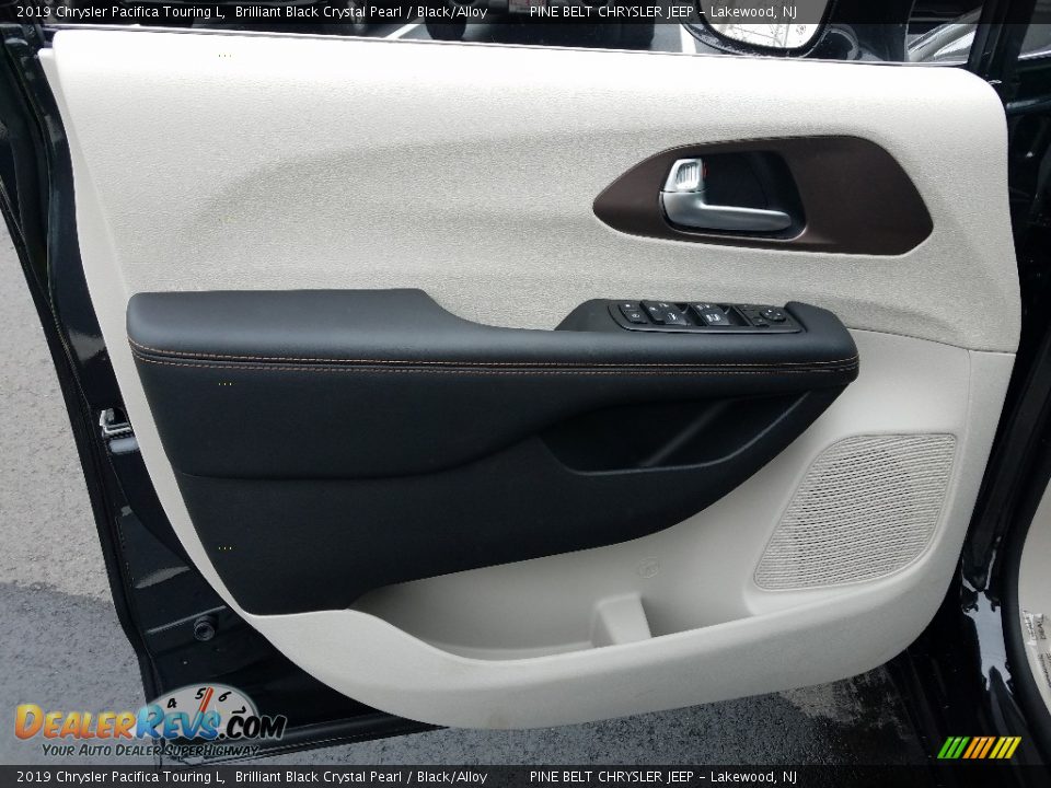 2019 Chrysler Pacifica Touring L Brilliant Black Crystal Pearl / Black/Alloy Photo #6