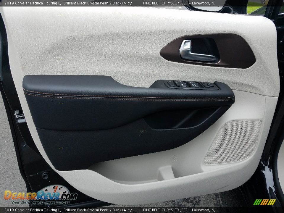 Door Panel of 2019 Chrysler Pacifica Touring L Photo #6