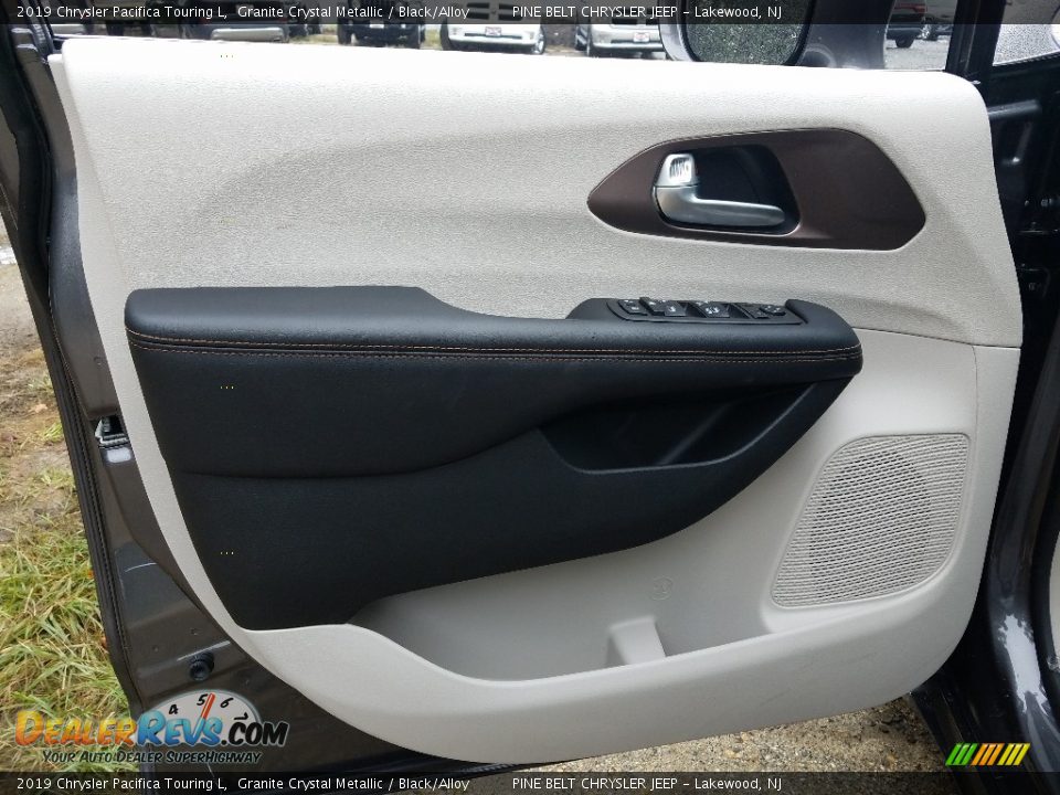 Door Panel of 2019 Chrysler Pacifica Touring L Photo #6