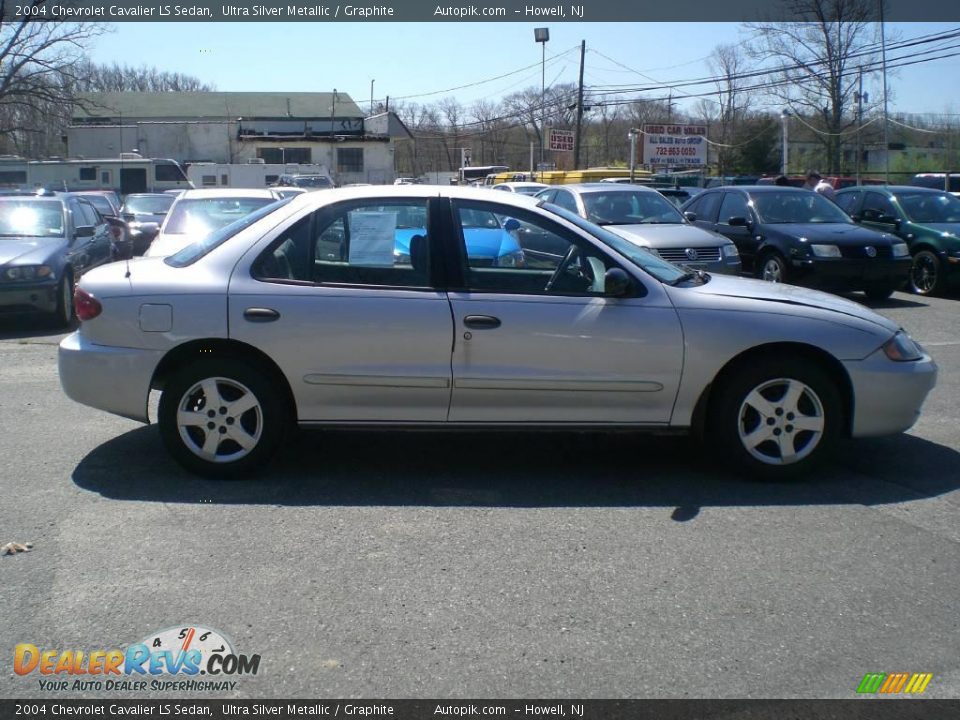 2004 Chevrolet Cavalier LS Sedan Ultra Silver Metallic / Graphite Photo #8