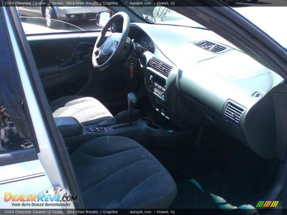 2004 Chevrolet Cavalier LS Sedan Ultra Silver Metallic / Graphite Photo #10
